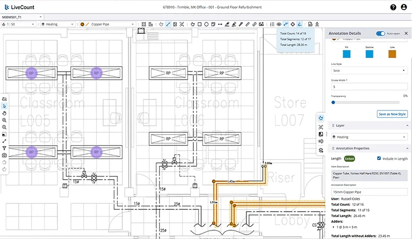 Écran du logiciel de métré Trimble LiveCount : un plan d'étage de salles de classe à l'échelle 1:50 avec des radiateurs repérés et un tracé de canalisation surligné en orange, et un panneau latéral détaillant un tube cuivre de 15 mm, avec un total de 12 éléments sur 16 et une longueur cumulée de 26,45 mètres.